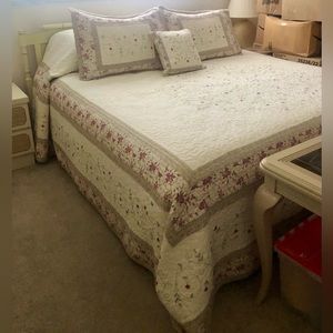 SOLD - Bedspread, pillow shams & decorative pillow!